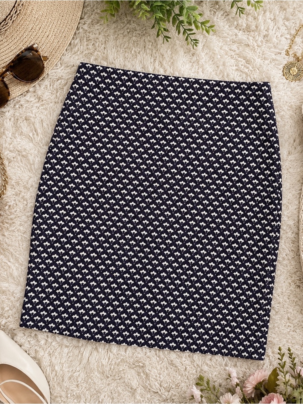 Ann Taylor Navy Blue White Geometric Matelasse Pencil‎ Skirt Size 2 Office Wear